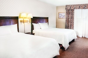 Desk, blackout curtains, iron/ironing board, free WiFi - Clifton Victoria Inn at the Falls (Niagara Falls)