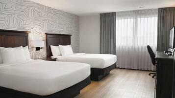 Escritorio, cortinas blackout y tabla de planchar con plancha