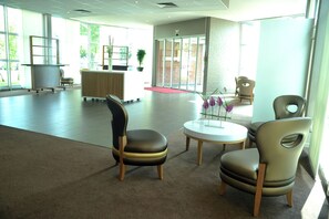 Lobby sitting area - Mercure Lille Aeroport (Lesquin)