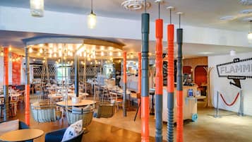 2 restaurantes, se sirven comidas, cenas y cocina francesa