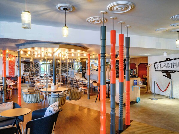 2 restaurantes, com serviço de almoço e jantar; culinária francesa