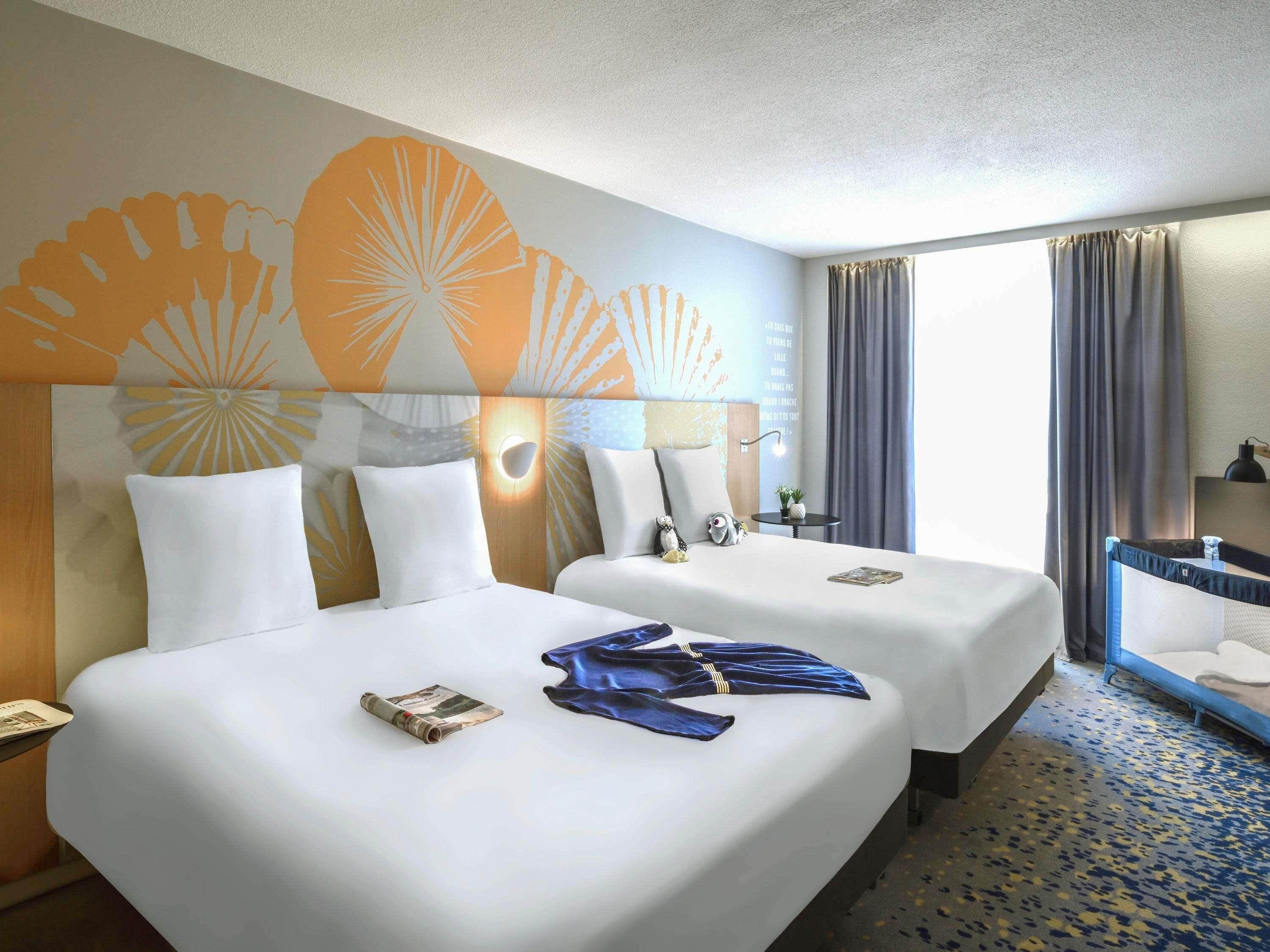 أغطية فراش متميزة وأسرّة سليكت كومفورت ومكتب وستائر تعتيم