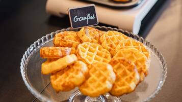 Een glazen bord met wafels en een bord waarop 'Gouffres' staat.