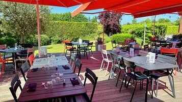 2 restaurantes: opção de almoço e jantar
