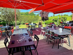 2 restaurants; lunch and dinner served - Mercure Lille Aeroport (Lesquin)