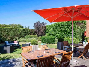 2 restaurantes; se sirven almuerzos, cenas y cocina francesa 