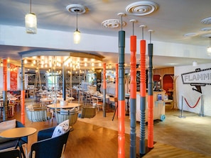 2 restaurantes, se sirven comidas, cenas y cocina francesa