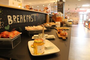 Se ofrece un desayuno bufé todos los días (por un coste adicional)