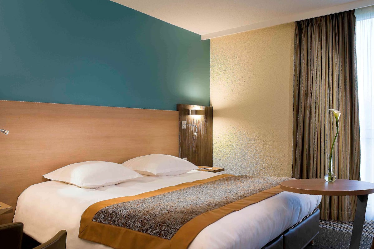 premium bedding, select comfort beds, desk, blackout curtains