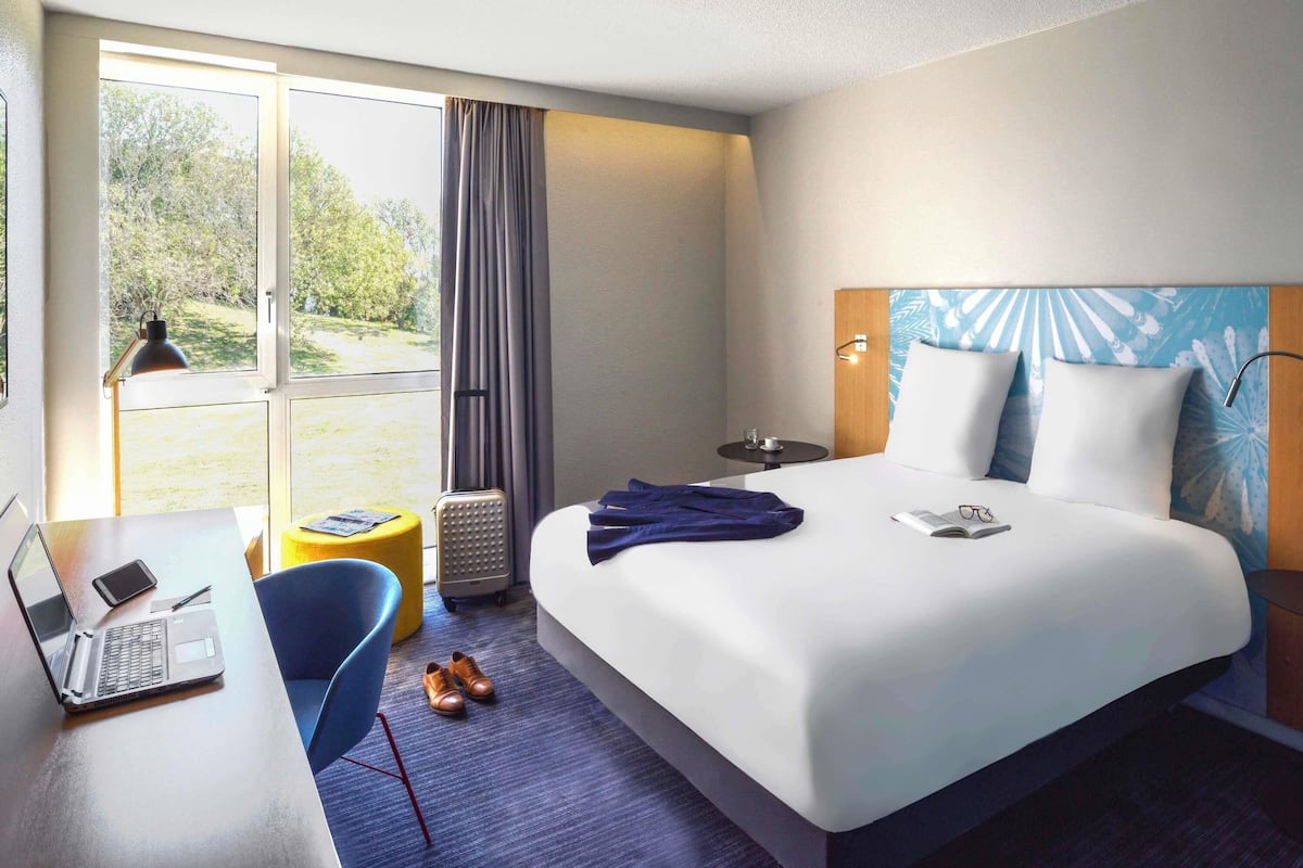 Classic Room, 1 Double Bed | Premium bedding, Select Comfort beds, desk, blackout drapes