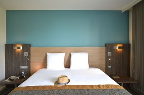 Premium bedding, Select Comfort beds, desk, blackout drapes - Mercure Lille Aeroport (Lesquin)