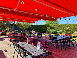 2 restaurants; lunch and dinner served - Mercure Lille Aeroport (Lesquin)