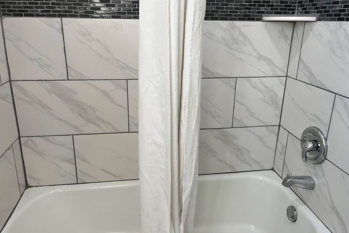 Escritorio, tabla de planchar con plancha, camas extra y wifi gratis