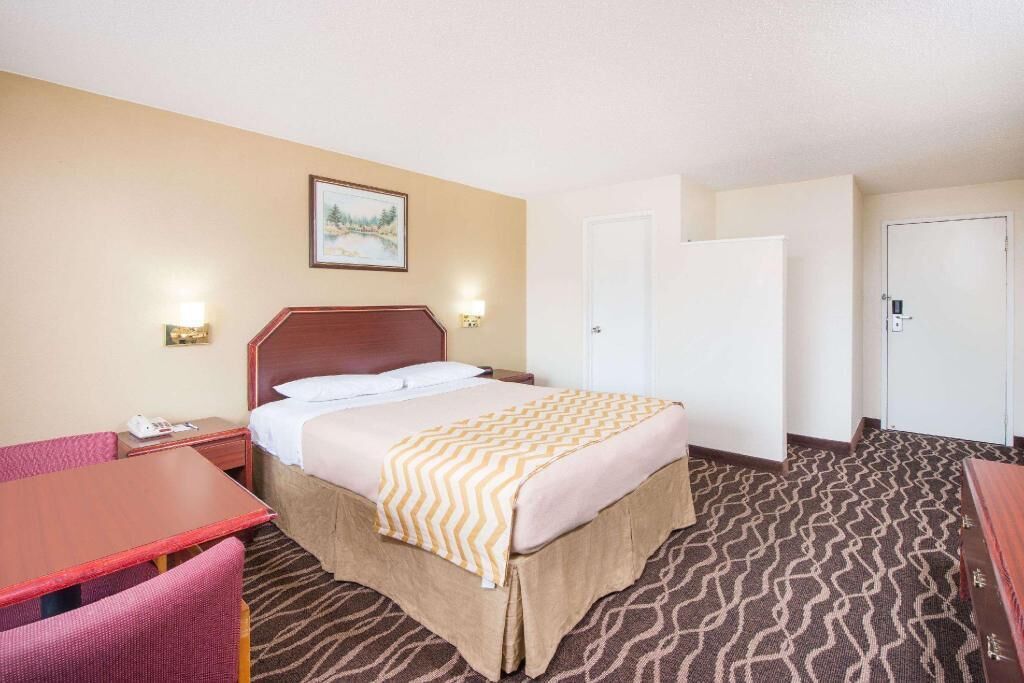 Desk, iron/ironing board, rollaway beds, free WiFi