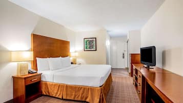 Huone, 1 suuri parisänky, tupakointi kielletty | Ylelliset vuodevaatteet, tallelokero huoneessa, työpöytä