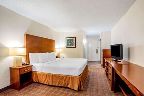 Room, 1 King Bed, Non Smoking | Premium bedding, in-room safe, desk, laptop workspace - La Quinta Inn & Suites by Wyndham Danbury (Danbury)