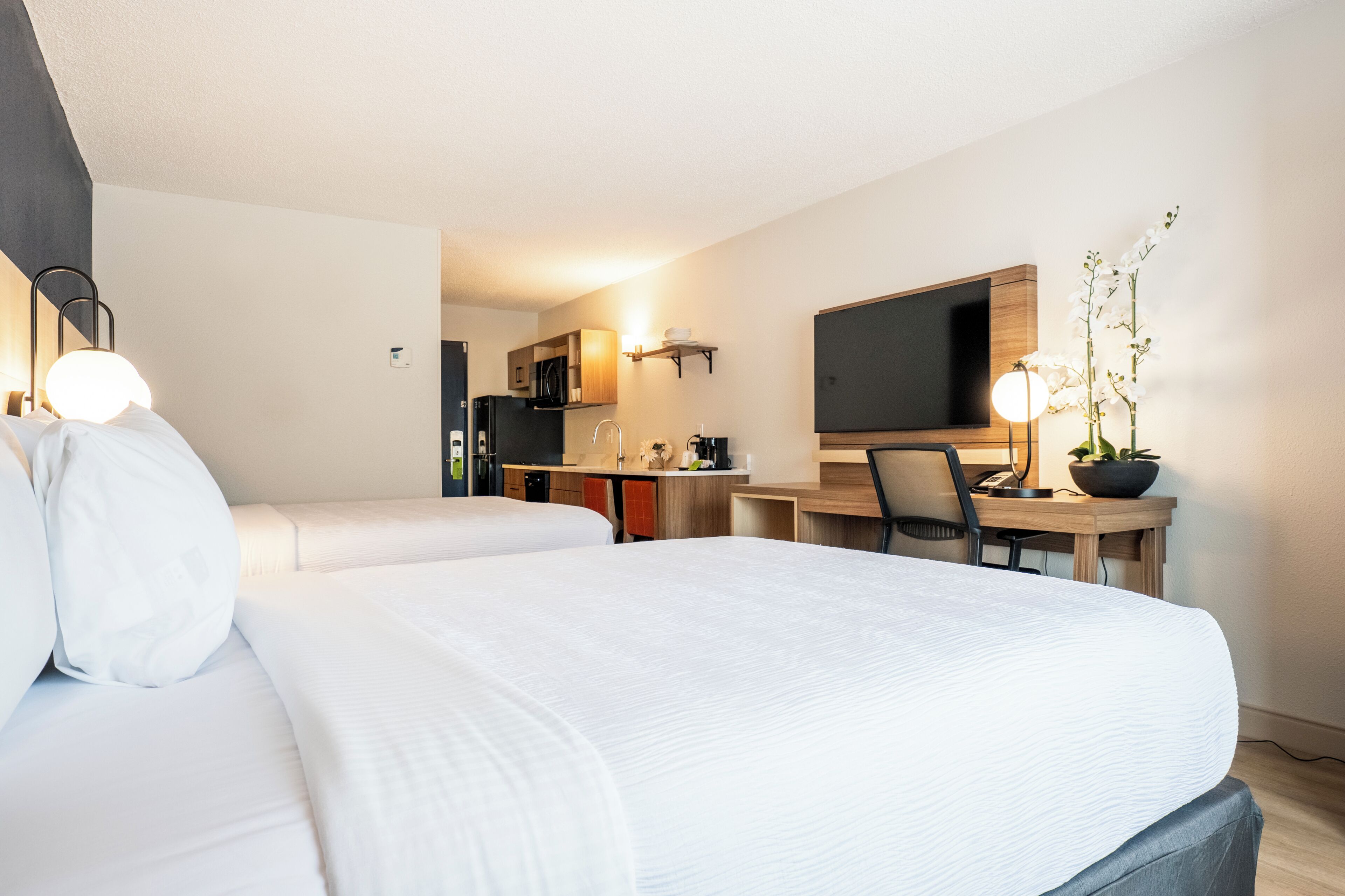 Premium bedding, in-room safe, desk, laptop workspace