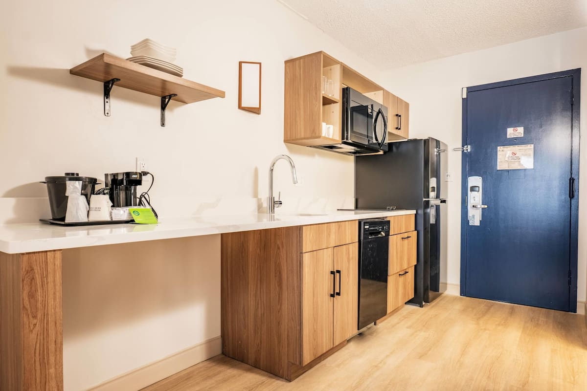 Refrigerador, microondas y cafetera y tetera