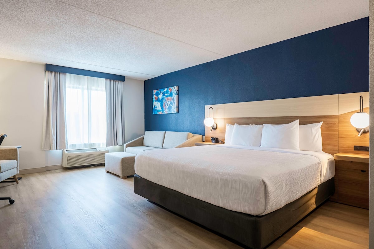 Suite – deluxe, 1 kingsize-seng, ikke-røyk | Sengetøy av topp kvalitet, safe på rommet og skrivebord