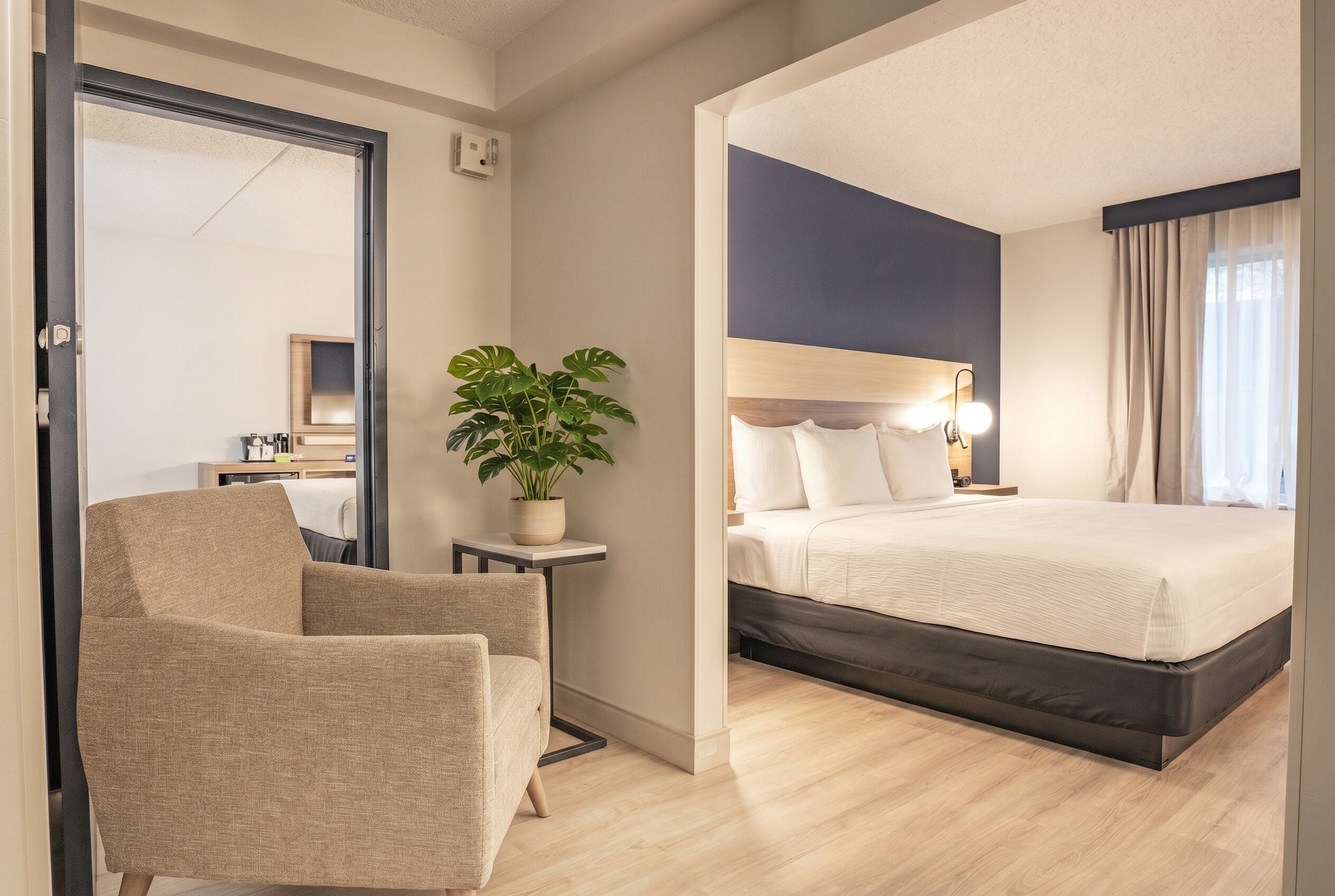 Deluxe Suite, 1 King Bed, Non Smoking | Premium bedding, in-room safe, desk, laptop workspace