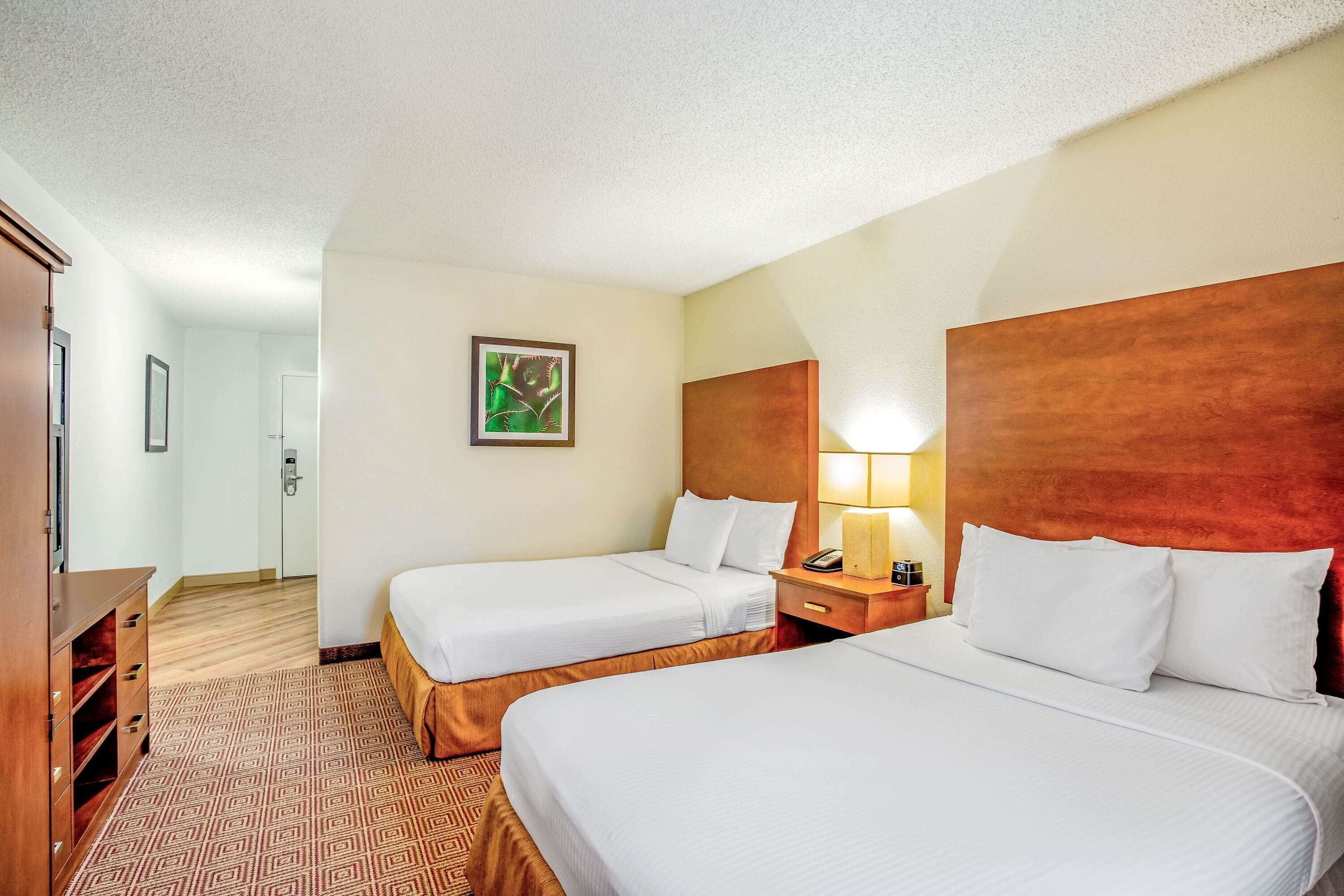 Ropa de cama de alta calidad y caja de seguridad en la habitación 