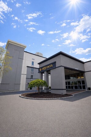 Exterior - La Quinta Inn & Suites by Wyndham Danbury (Danbury)