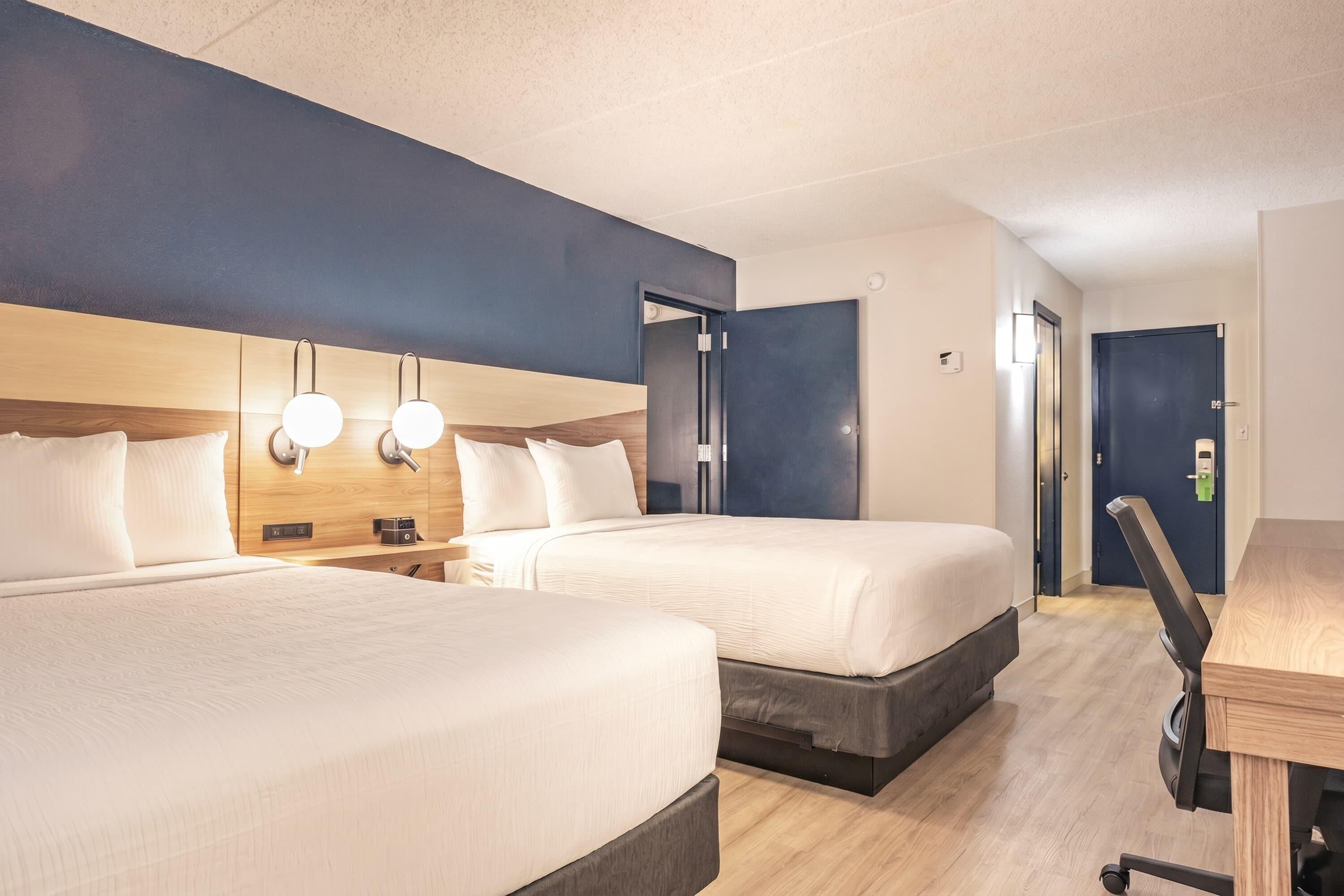 Kamer, 2 tweepersoonsbedden, toegankelijk voor mindervaliden (Mobility/Hearing Accessible) | Luxe beddengoed, een kluis op de kamer, een bureau, een laptopwerkplek