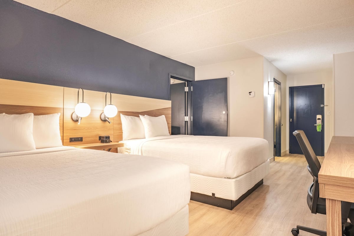 Ropa de cama de alta calidad y caja de seguridad en la habitación