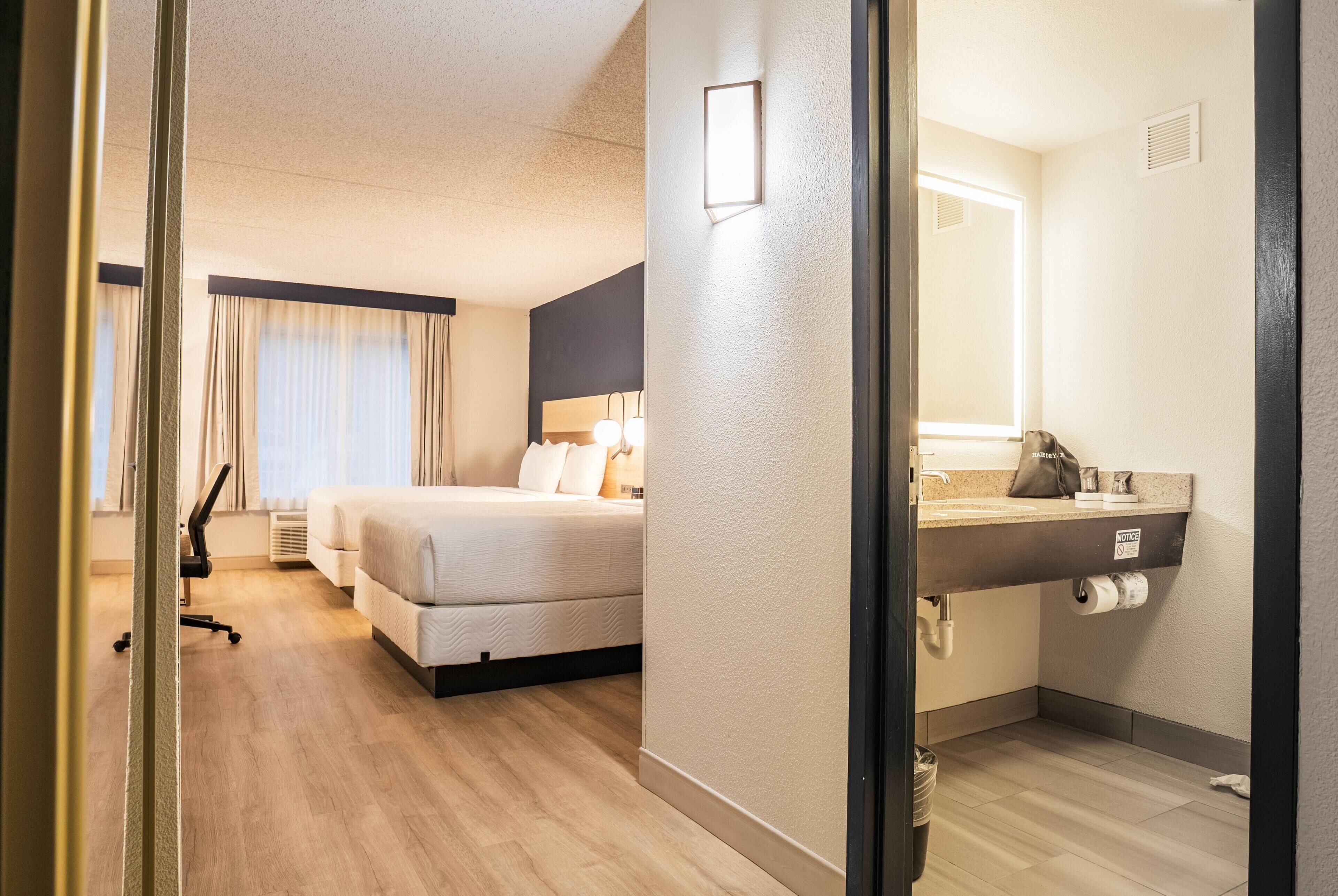 Premium bedding, in-room safe, desk, laptop workspace