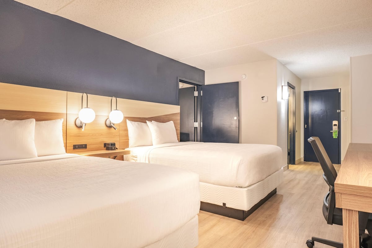 Ropa de cama de alta calidad y caja de seguridad en la habitación