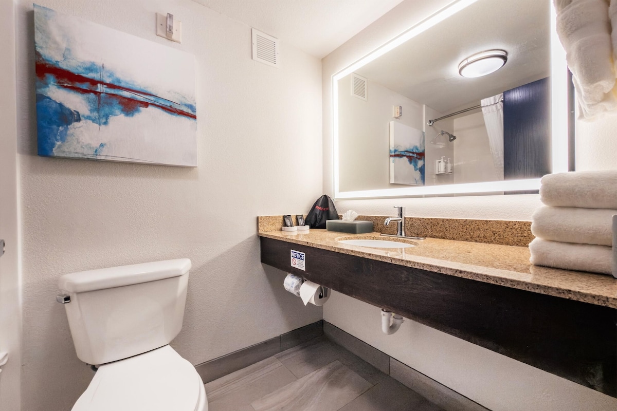 Ducha y bañera combinadas y artículos de higiene personal gratuitos