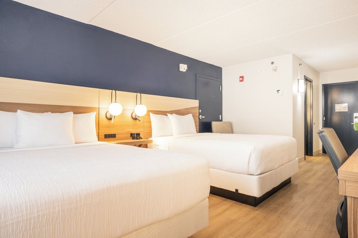 Studio, 1 King Bed, Non Smoking, Kitchenette | Premium bedding, in-room safe, desk, laptop workspace