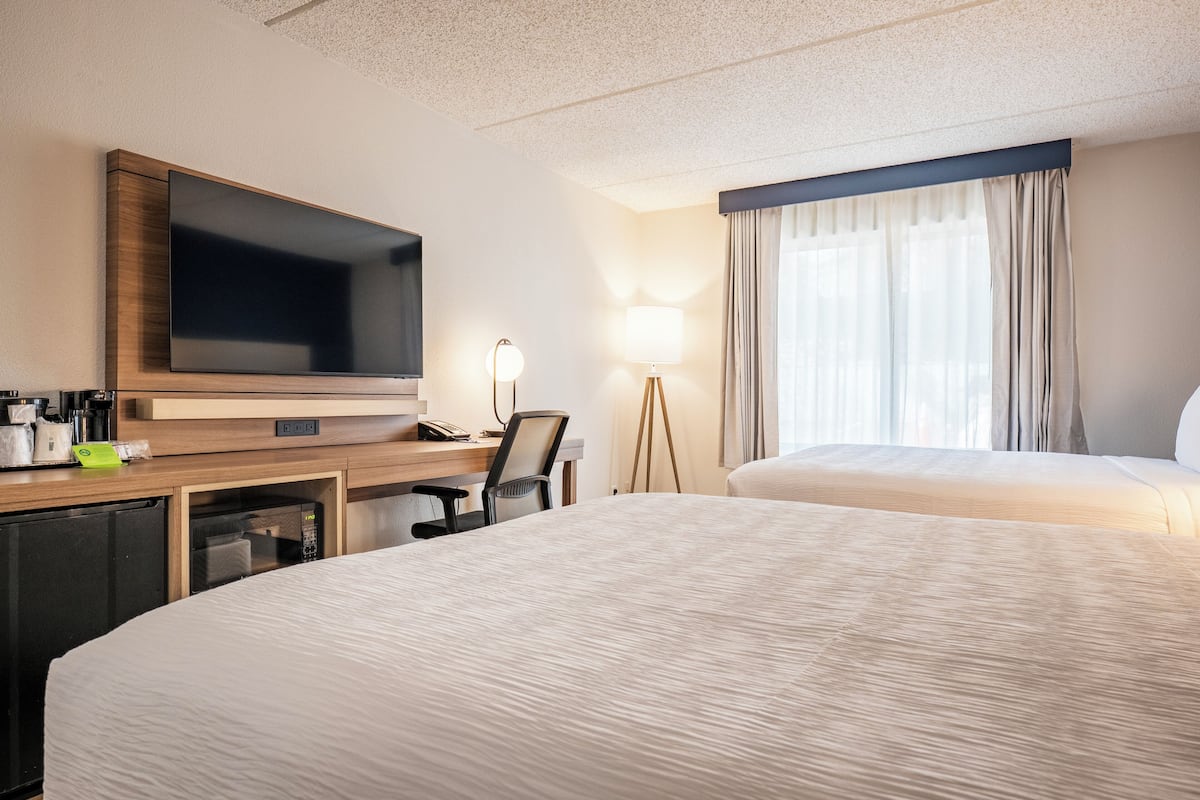 Premium bedding, in-room safe, desk, laptop workspace