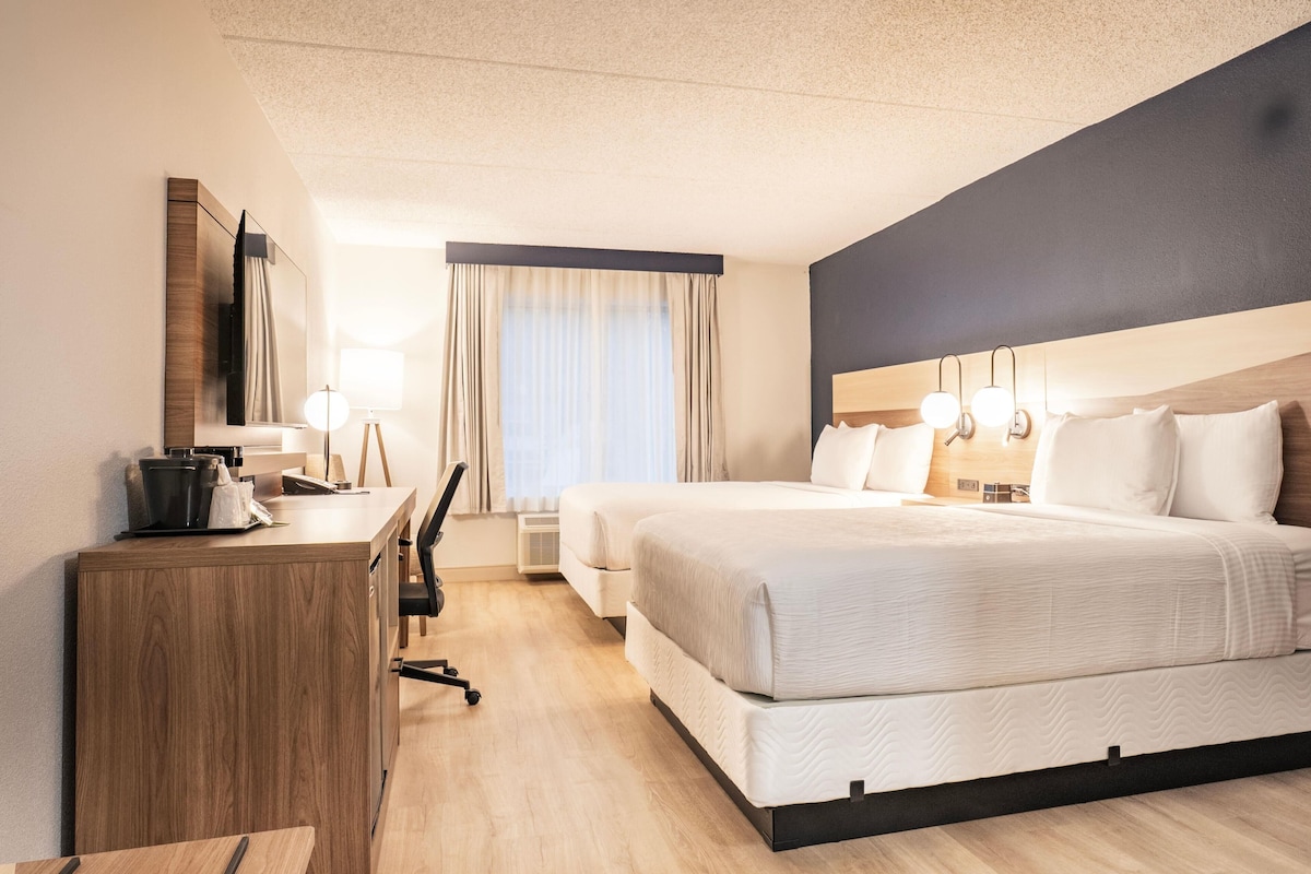 Premium bedding, in-room safe, desk, laptop workspace