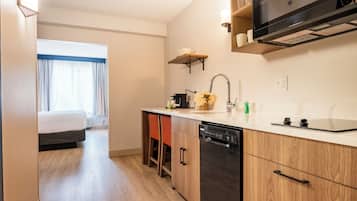 Estúdio, 1 cama King, para não fumantes, cozinha americana | Cozinha privada | Geladeira, micro-ondas, cafeteira/chaleira