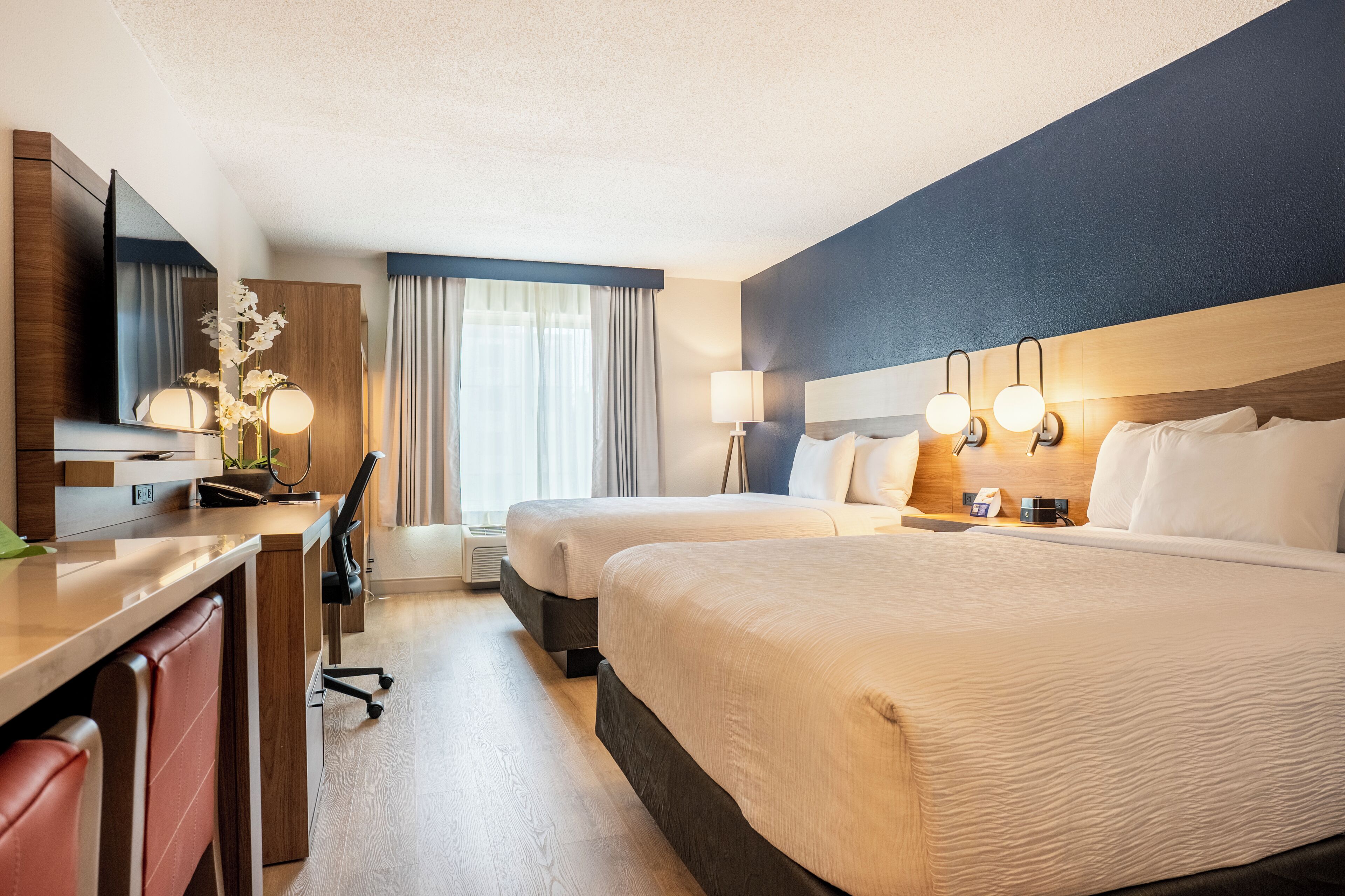 Premium bedding, in-room safe, desk, laptop workspace