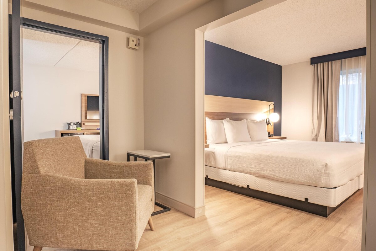 Premium bedding, in-room safe, desk, laptop workspace