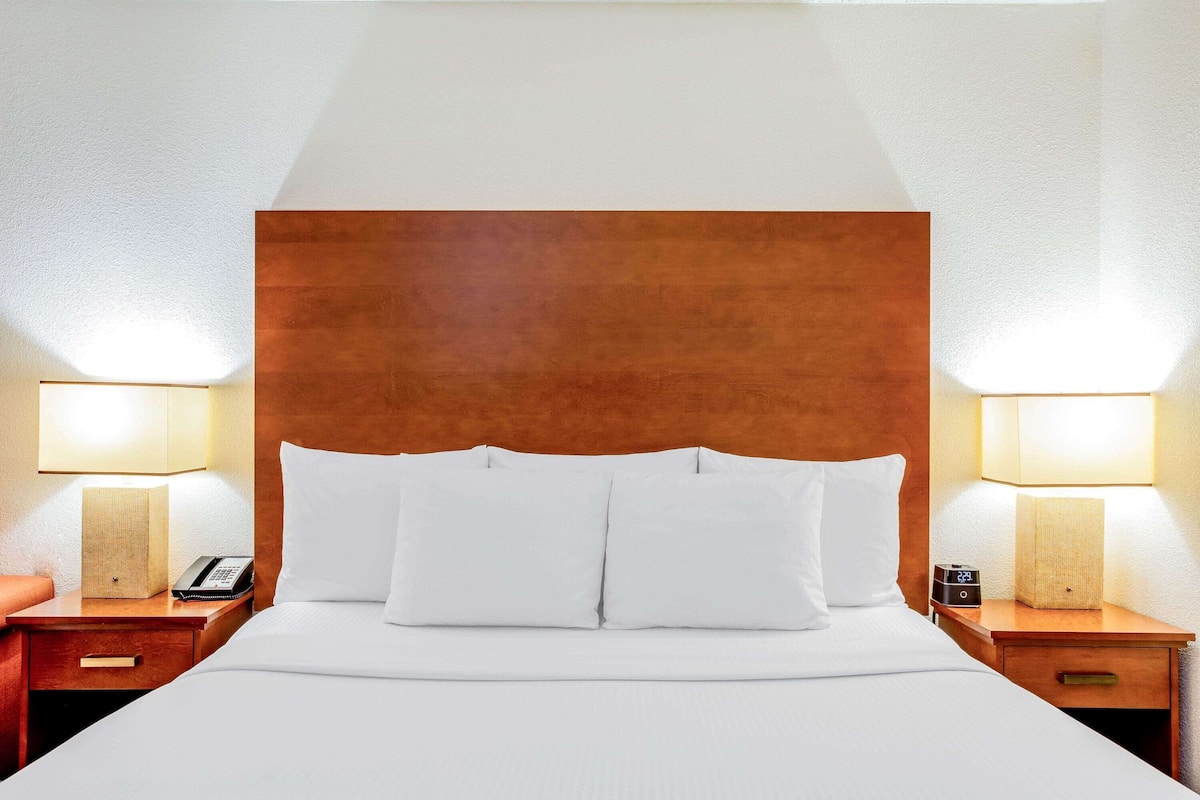 Ropa de cama de alta calidad y caja de seguridad en la habitación