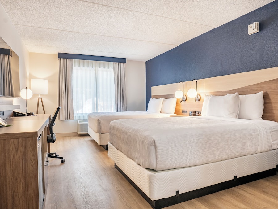 Premium bedding, in-room safe, desk, laptop workspace