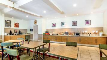 Desayuno continental gratuito y diario