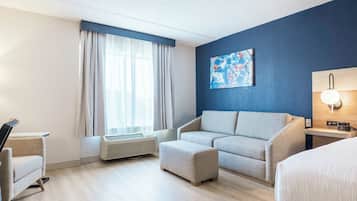 Ropa de cama de alta calidad y caja de seguridad en la habitación
