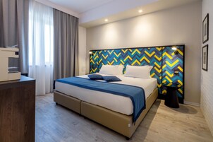 Deluxe Room, 1 King Bed | Egyptian cotton sheets, hypo-allergenic bedding, pillowtop beds, minibar