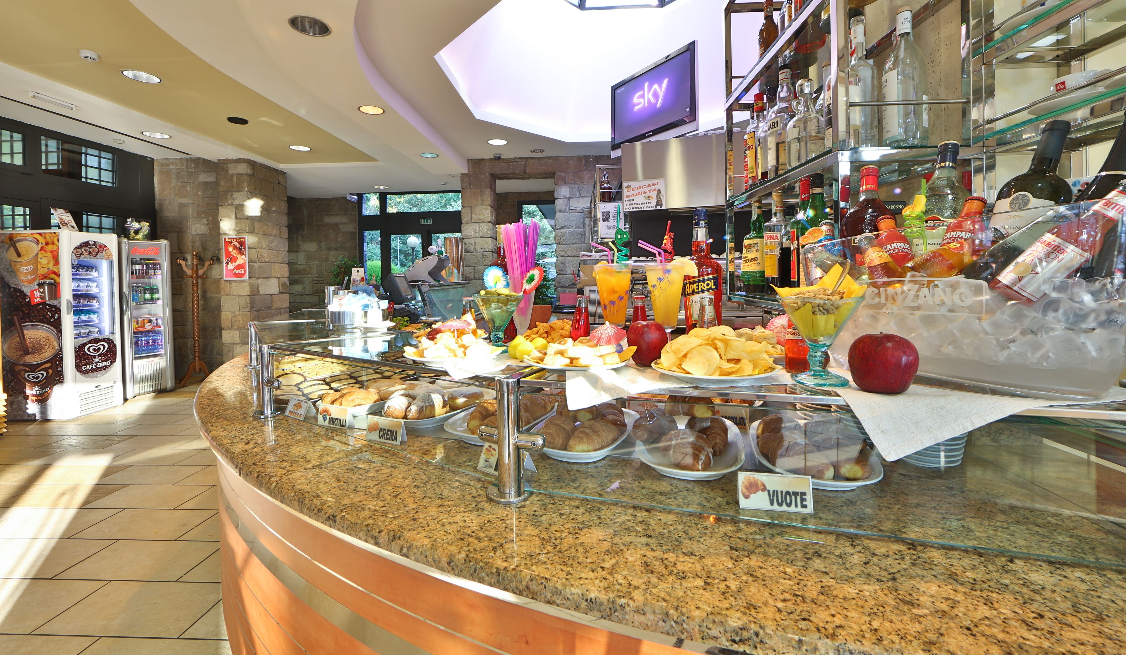 Un bufé de desayuno con una variedad de pasteles, frutas y bebidas.