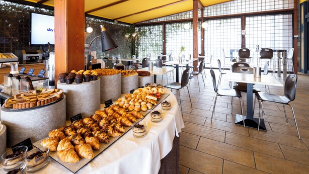 Ein Buffet mit verschiedenen Gebäcken und Desserts auf Tischen.