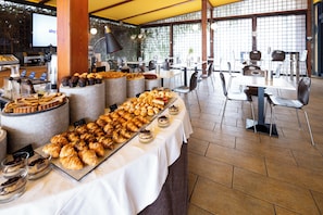 A buffet area with various pastries and desserts displayed on tables. - Best Western Hotel Cristallo (Rovigo)