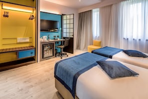 Deluxe Room, 2 Twin Beds | Egyptian cotton sheets, hypo-allergenic bedding, pillowtop beds, minibar