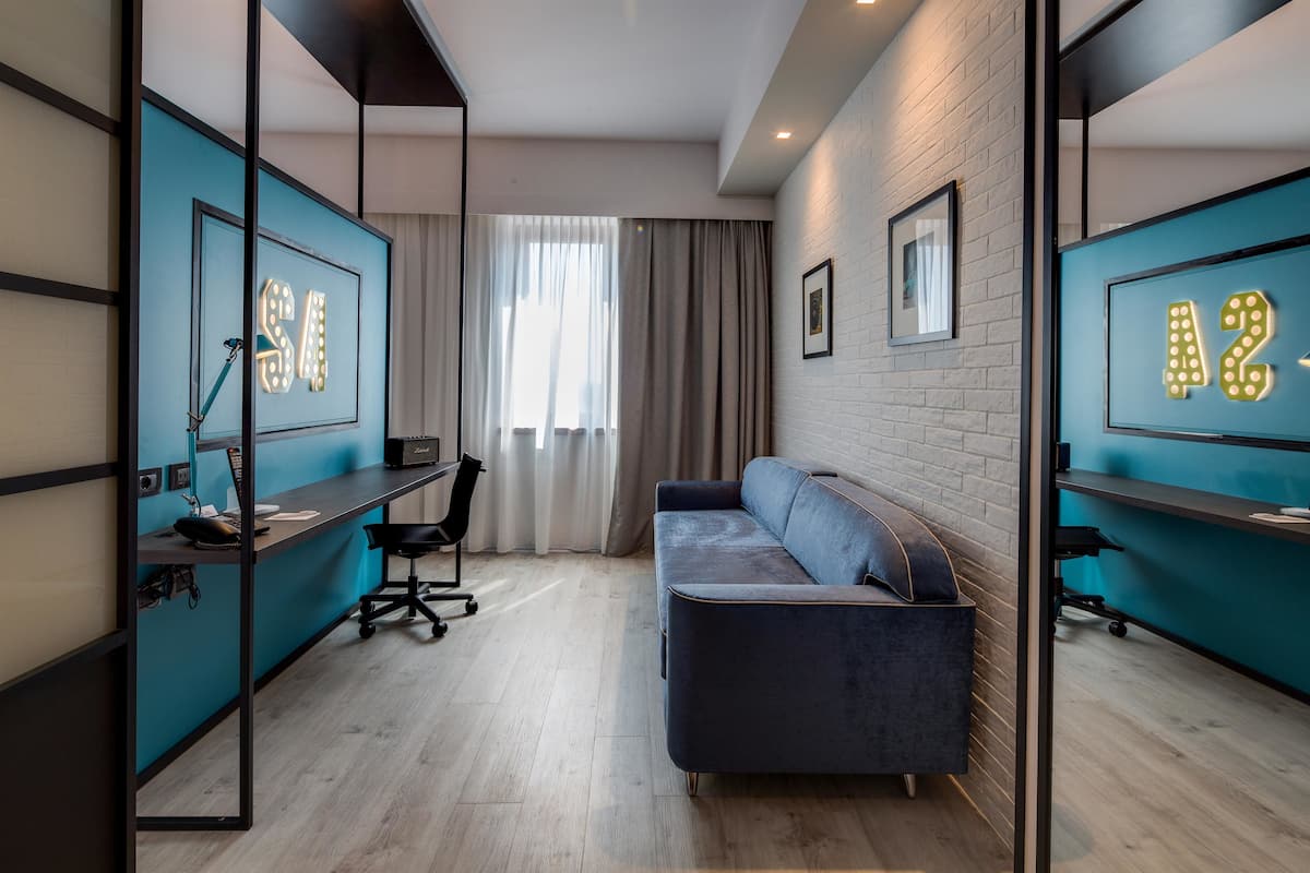 executive suite, 1 king bed, non smoking | 1 bedroom, egyptian cotton sheets, hypo-allergenic bedding