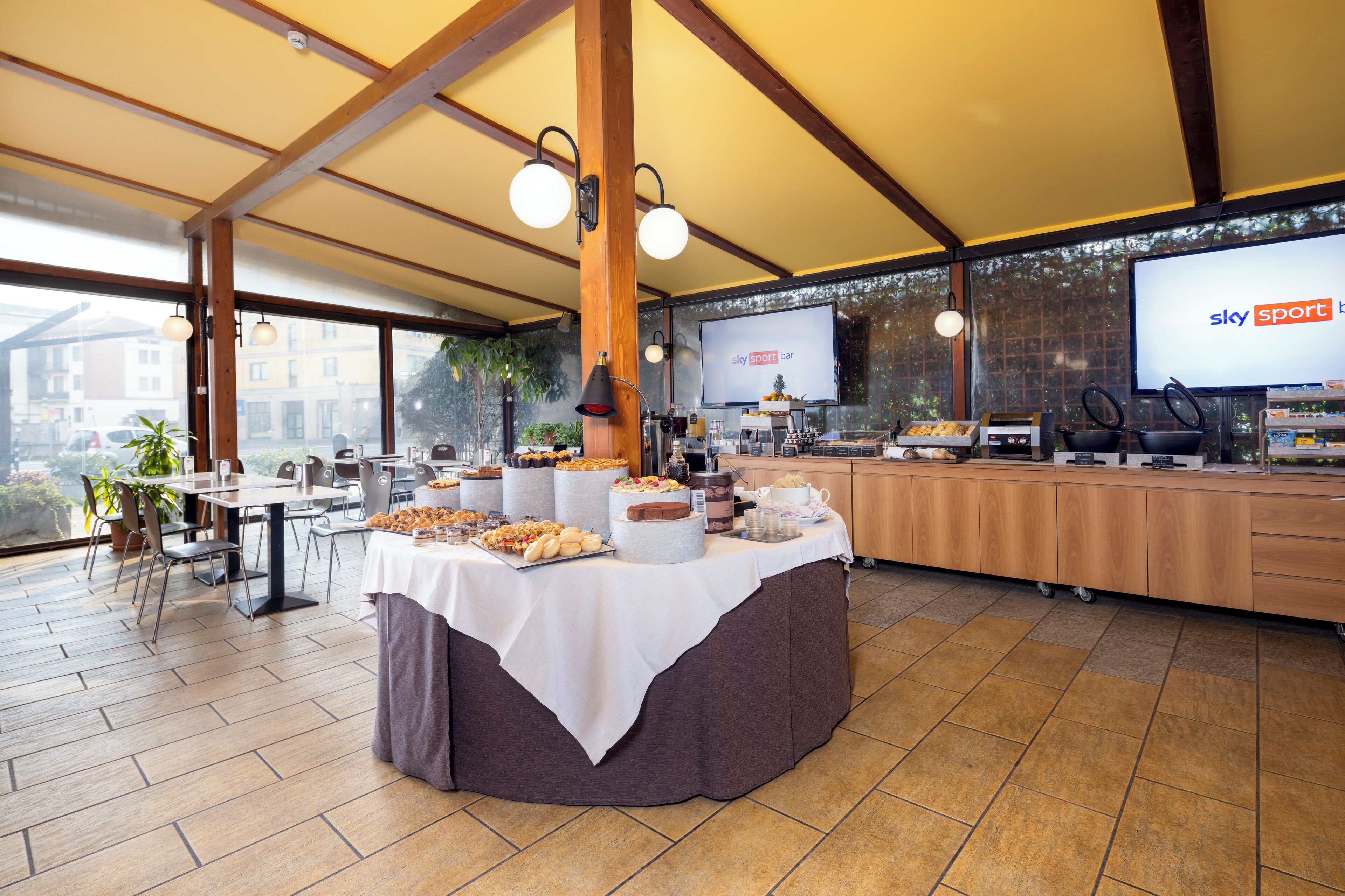 Desayuno buffet (EUR 12 por persona) 