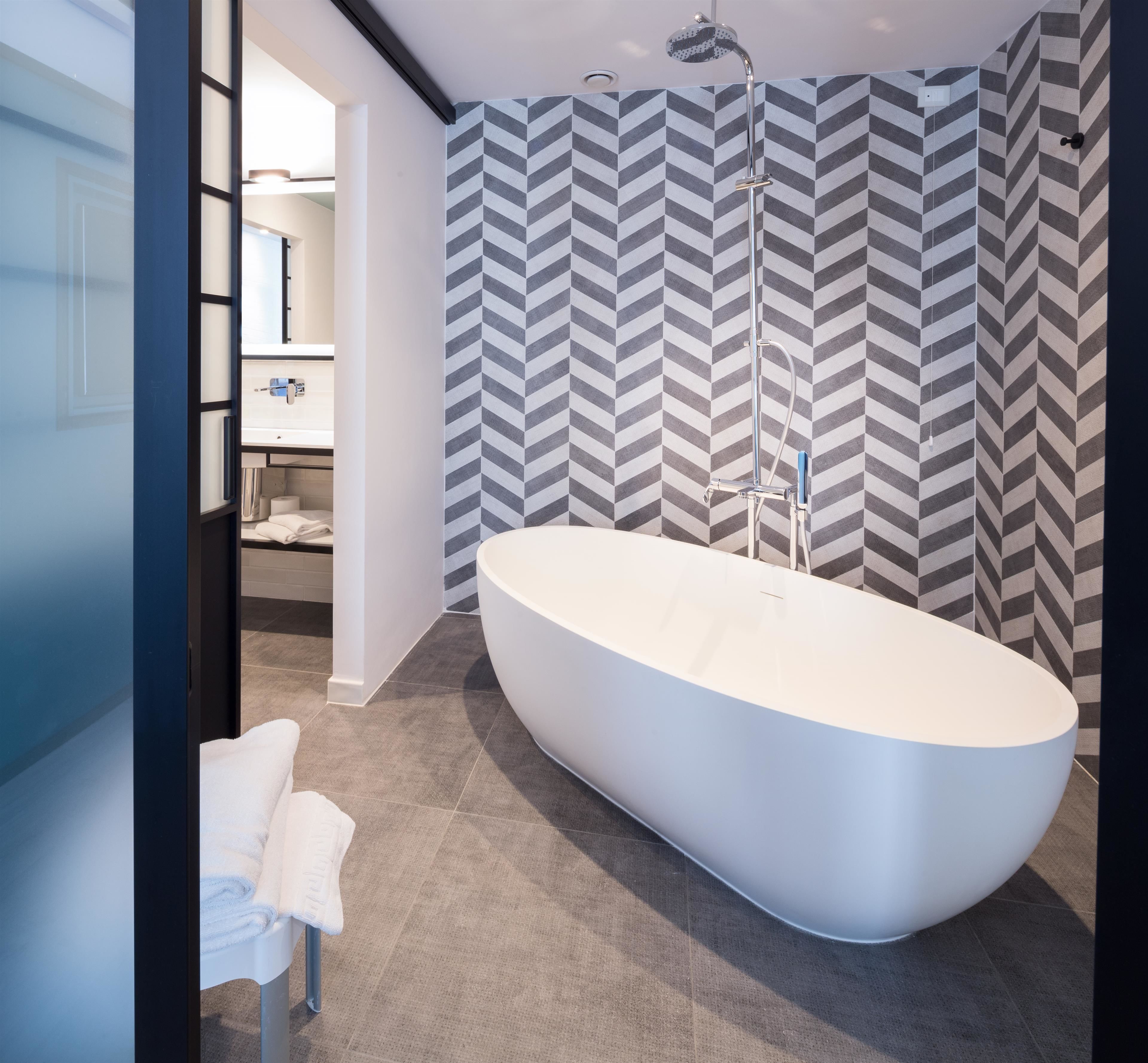 executive suite, 1 king bed, non smoking | bathroom | eco-friendly toiletries, hair dryer, bidet, towels