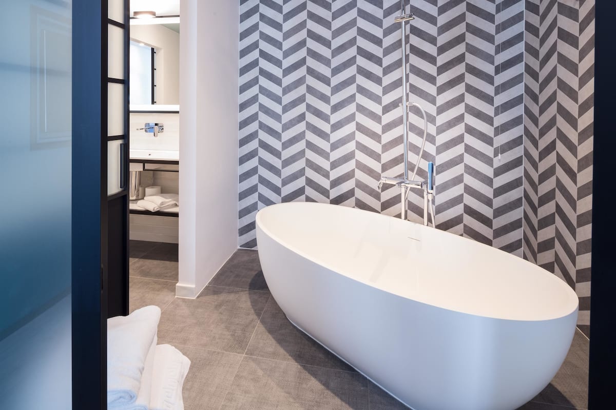 executive suite, 1 king bed, non smoking | bathroom | eco-friendly toiletries, hair dryer, bidet, towels